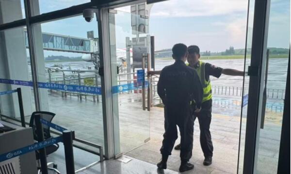 铜仁机场开展遇旅客强闯登机口应急处置演练