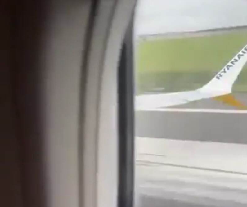 瑞安航空客机极限复飞 机翼几乎触地