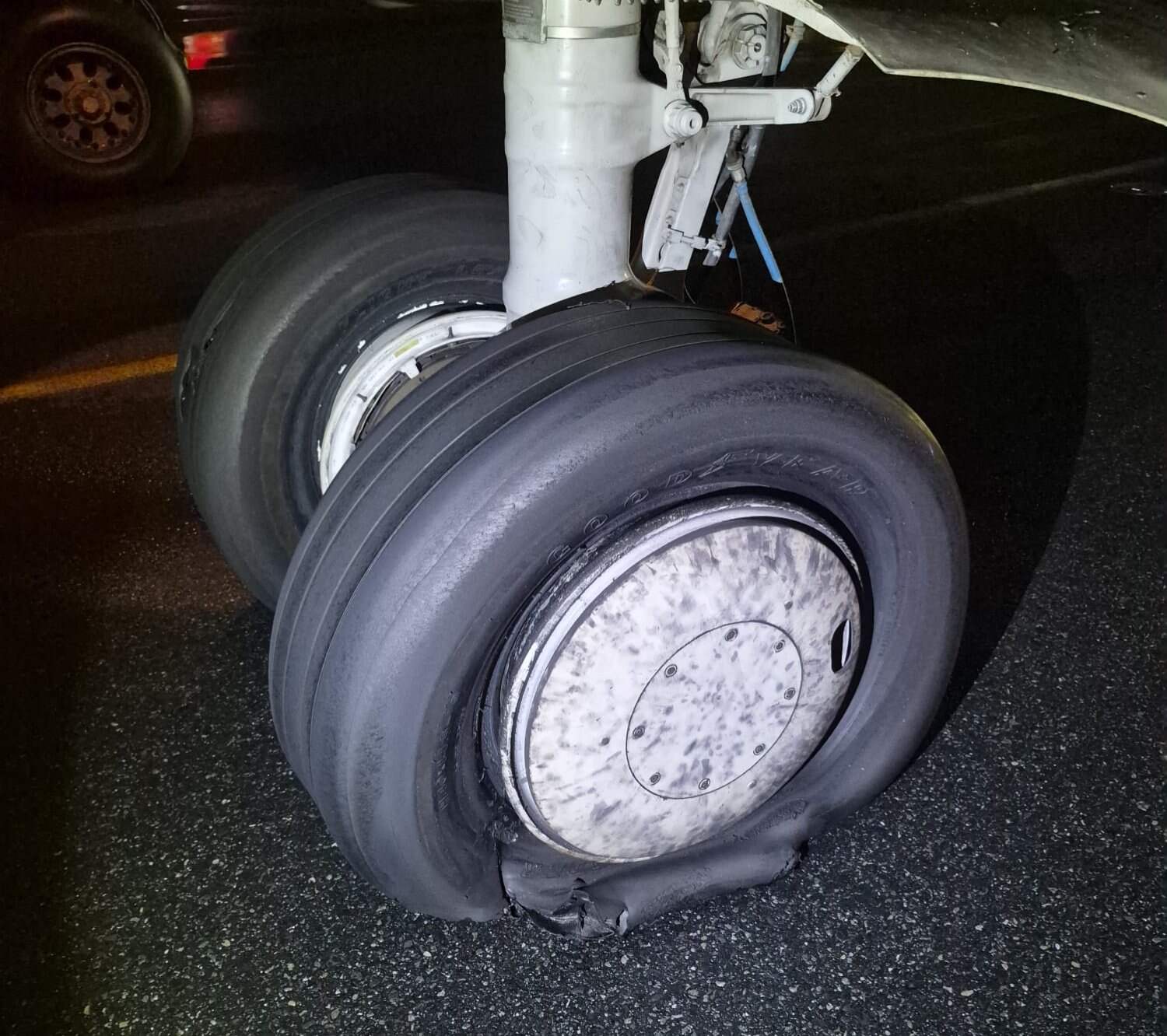 约旦 FlyJordan 航空一客机降落滑行时爆胎