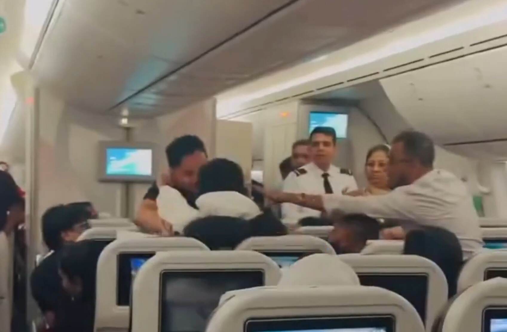 孟加拉国航空航班上两乘客斗殴
