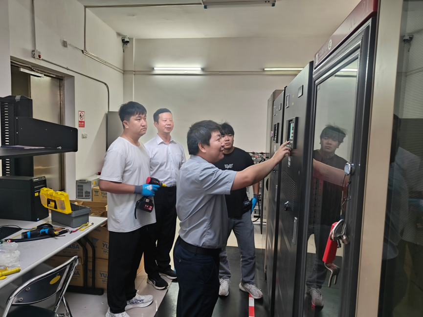 三亚空管站完成航管楼双总线UPS电池更换，筑牢空管供电安全屏障