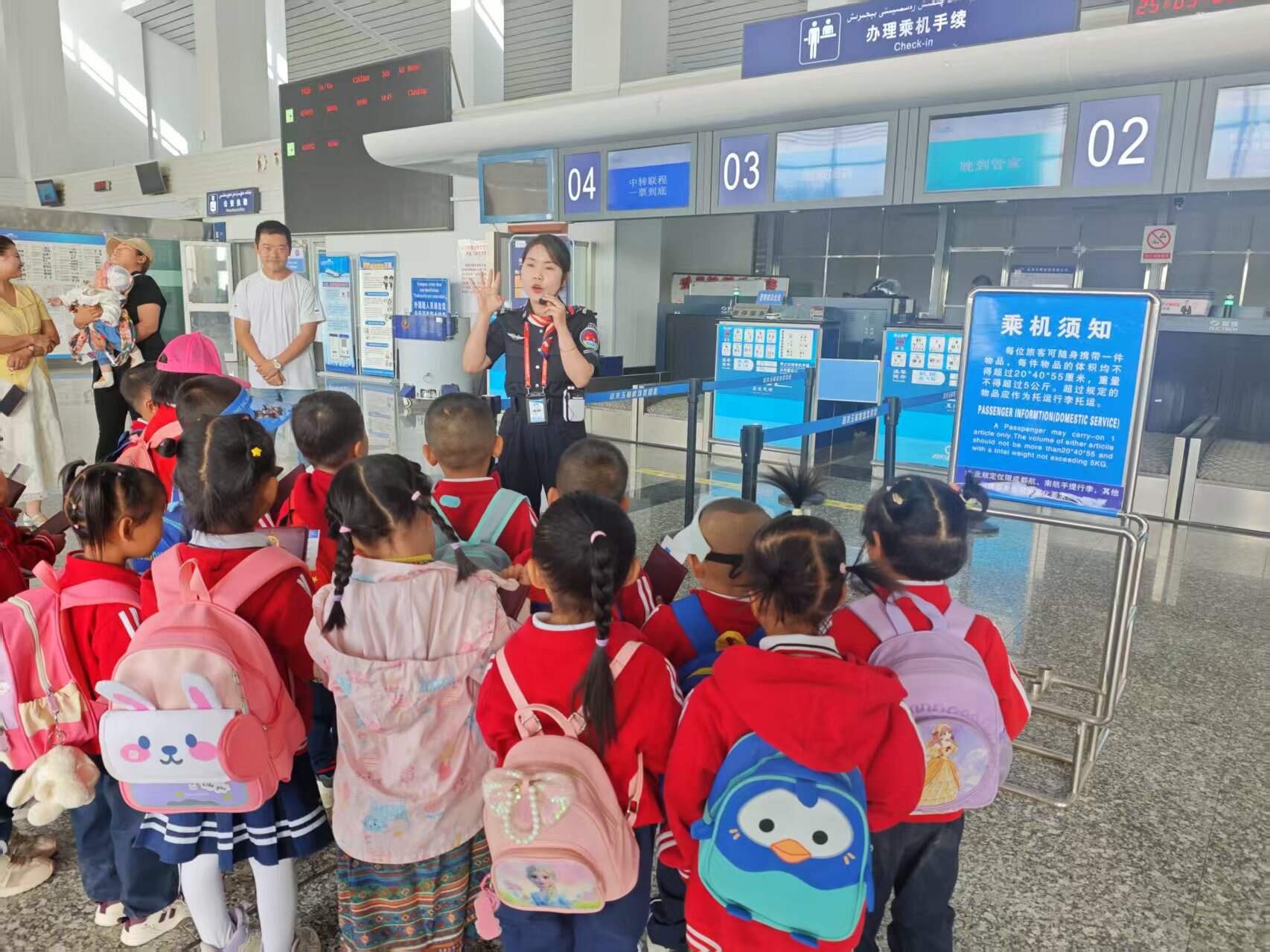 兵地同心筑成长 航空研学润童心 新疆机场集团且末玉都机场开展兵地联动航空研学活动