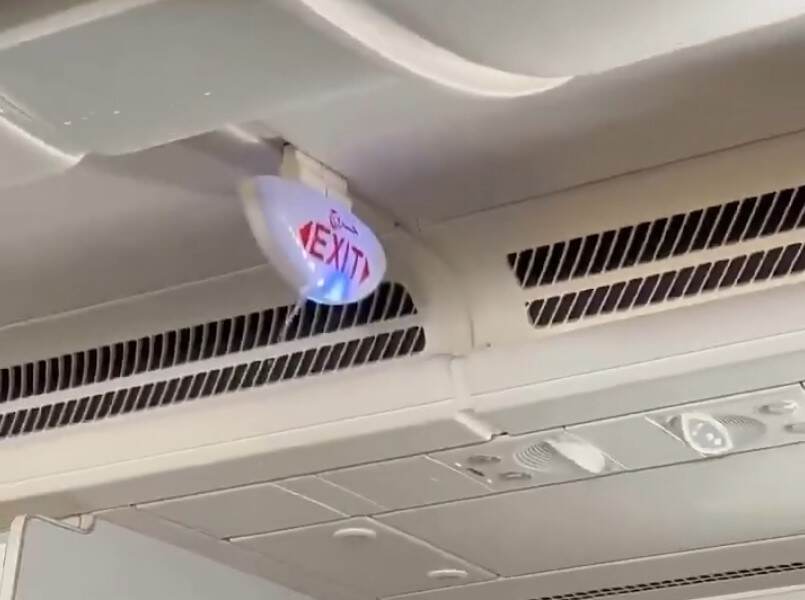 一架阿联酋航空A380突发客舱漏水