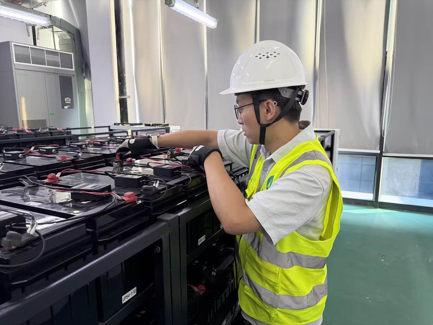 西南空管局技保中心天府动力室完成季度“体检”保供电 三岔UPS维护进行时
