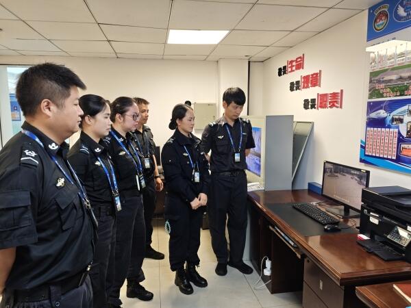 铜仁机场安检站开展中秋、国庆节前廉洁警示教育