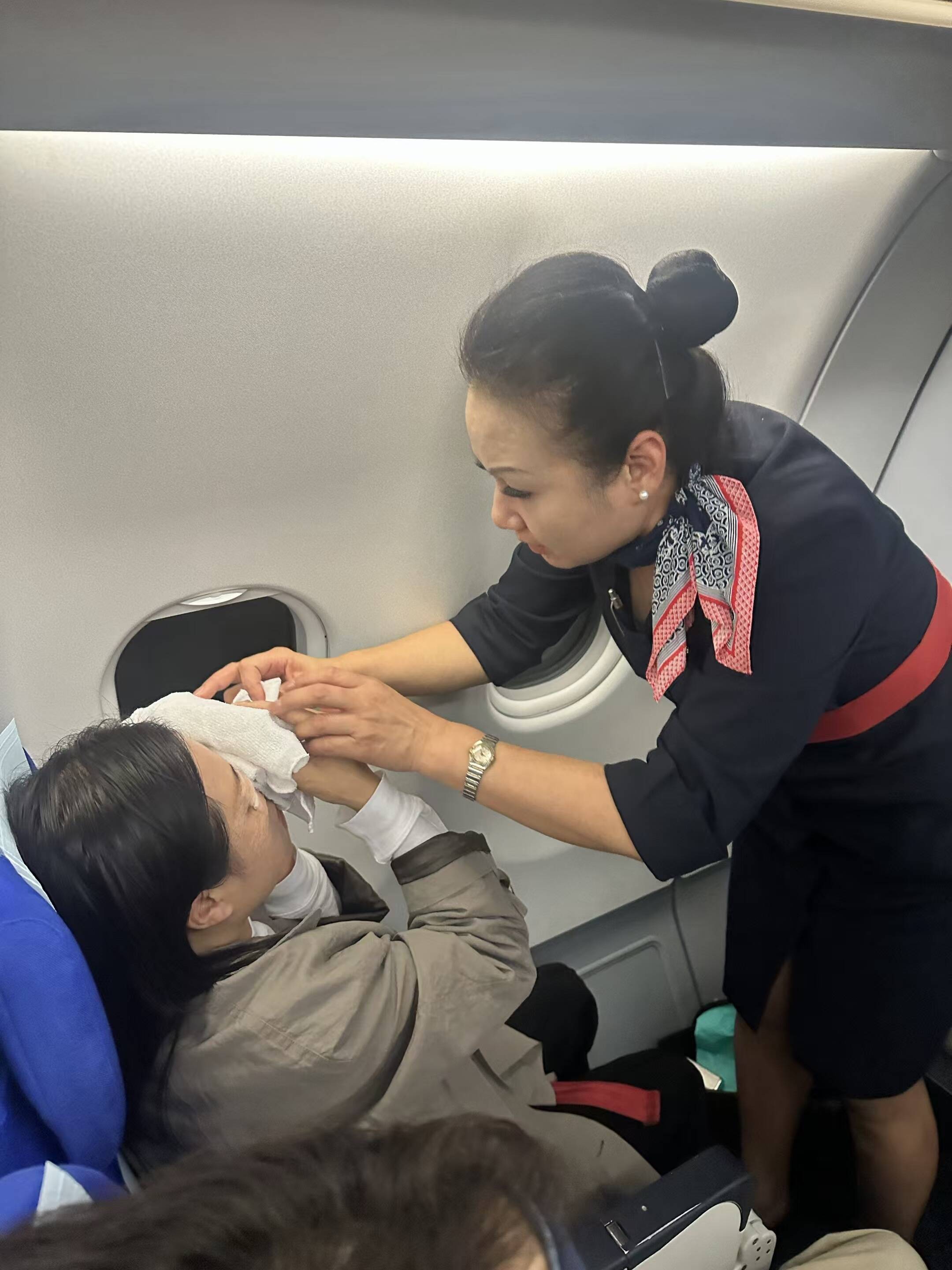 国庆云端守平安 真情服务暖旅途——东航西北乘务组暖心护航假期出行