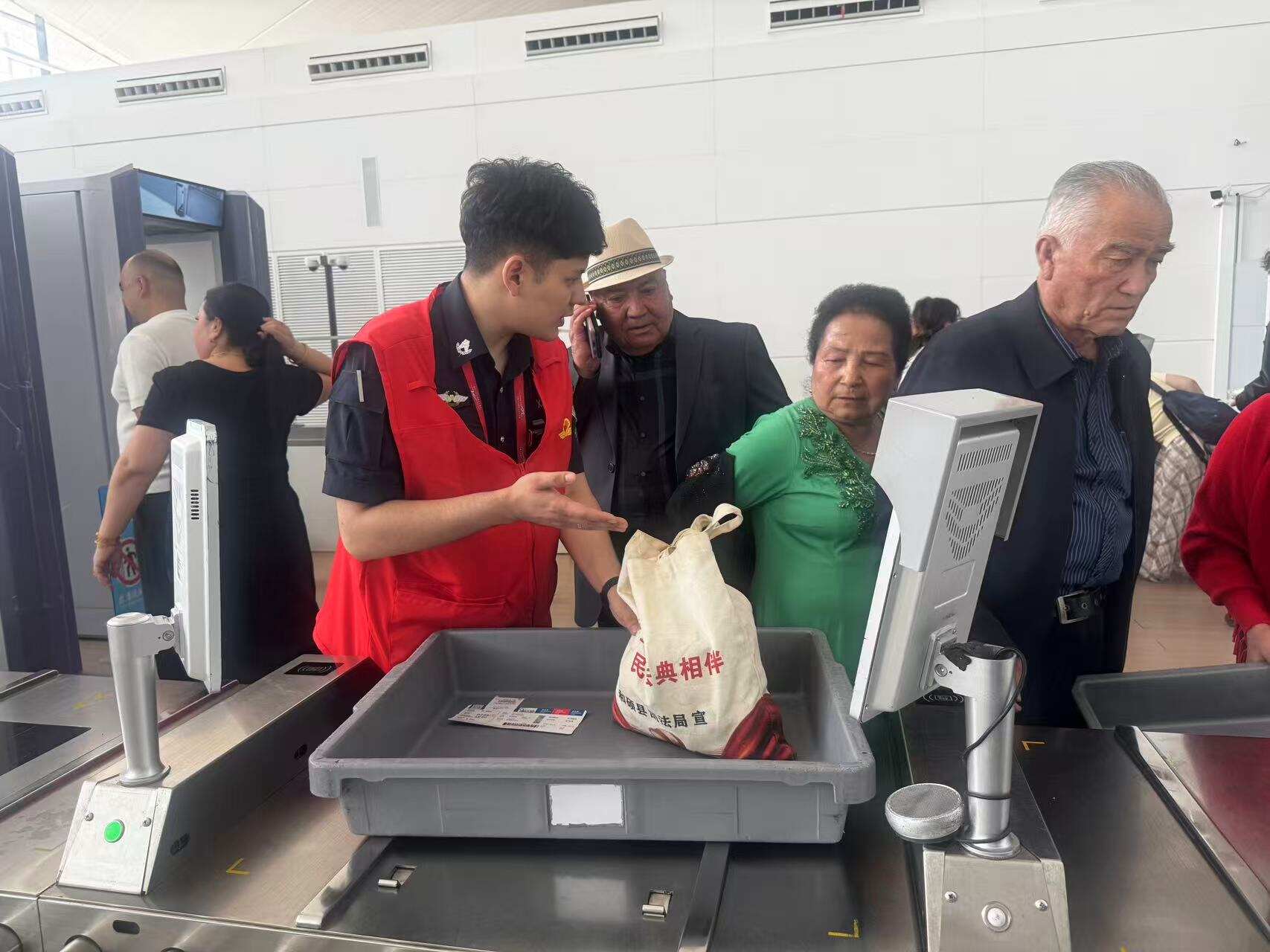 践行“天缘·缘安行”服务品牌 温情护航金秋旅途——乌鲁木齐国际机场分公司安全检查总站用心做好旅客暖心服务保障