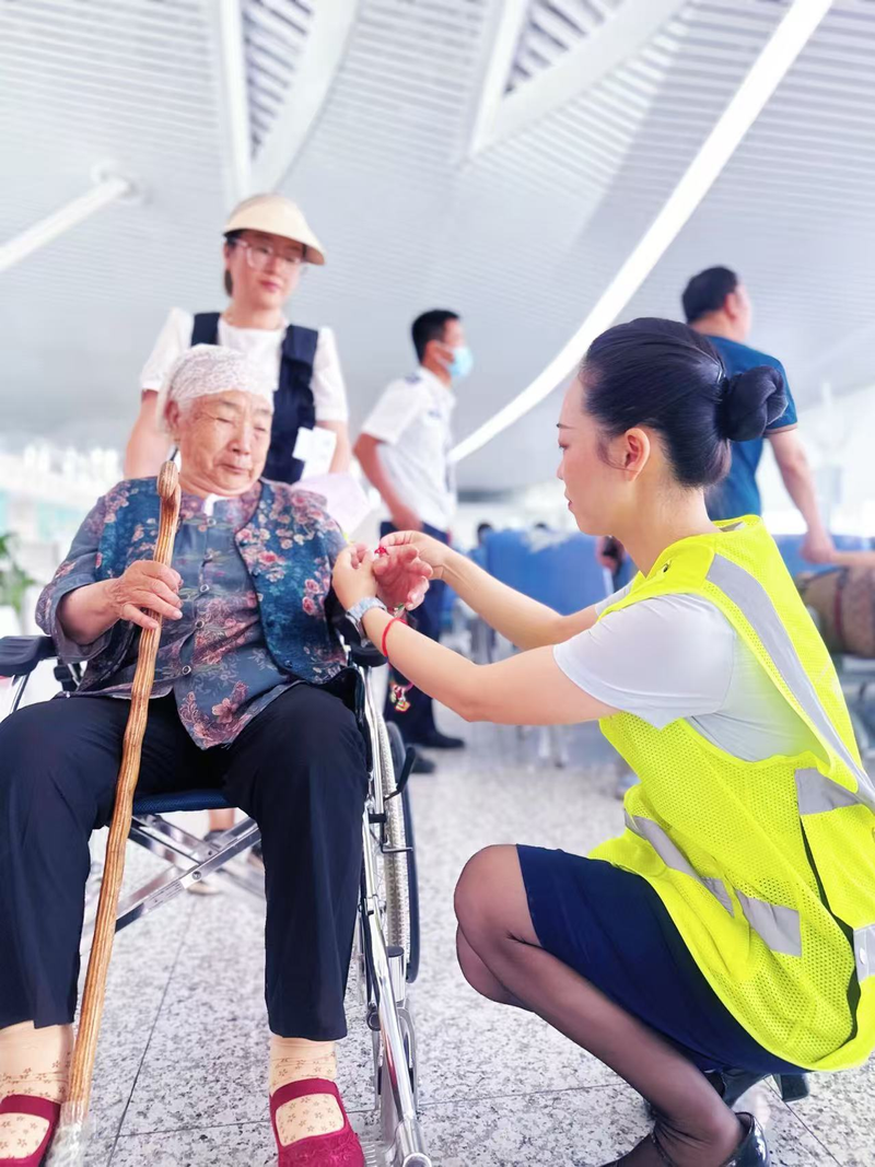 晨光护航暑运早高峰 喀什徕宁国际机场机关志愿者一线暖心保障