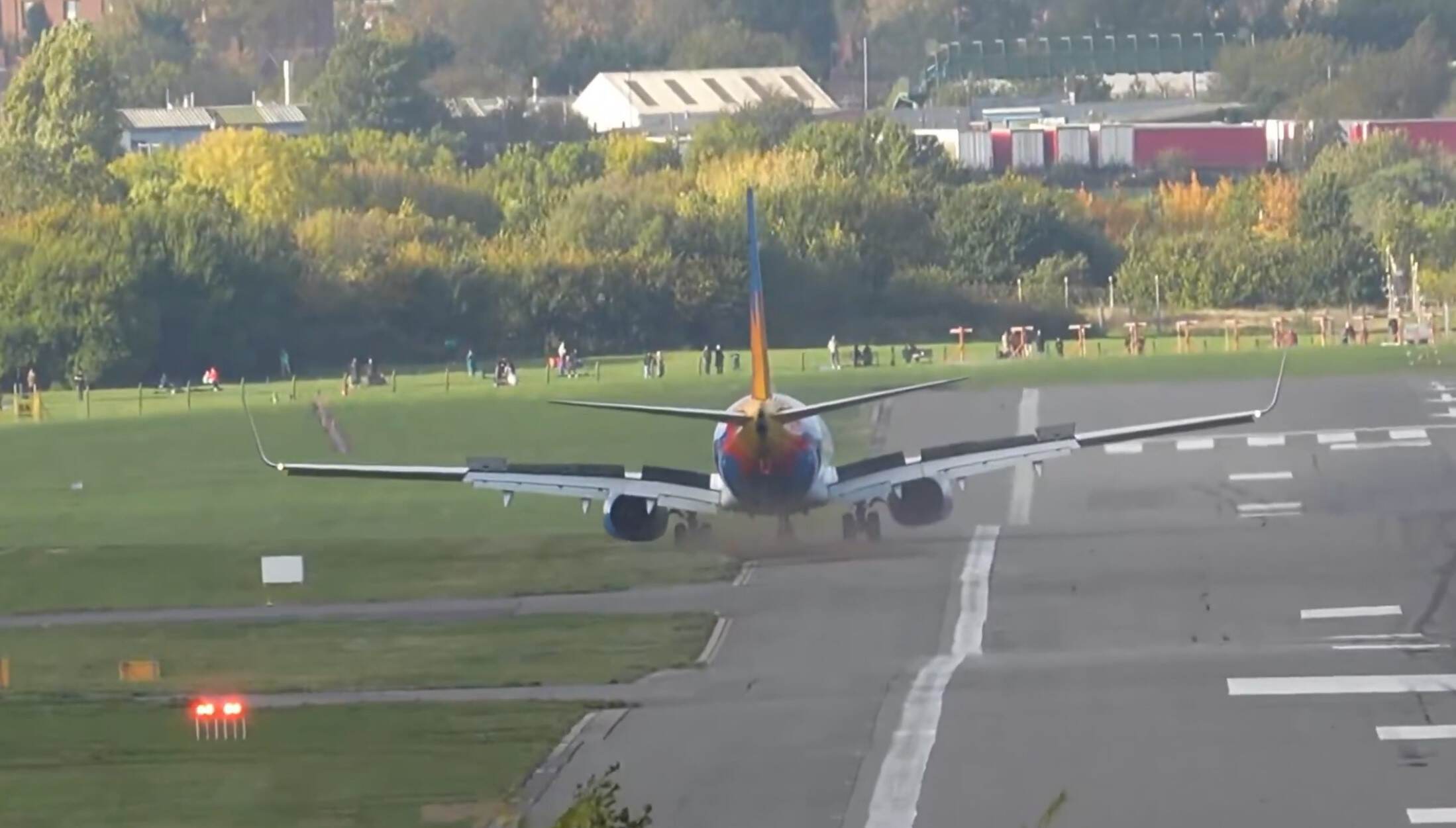 Jet2一架波音 737-800 在伯明翰机场偏出跑道