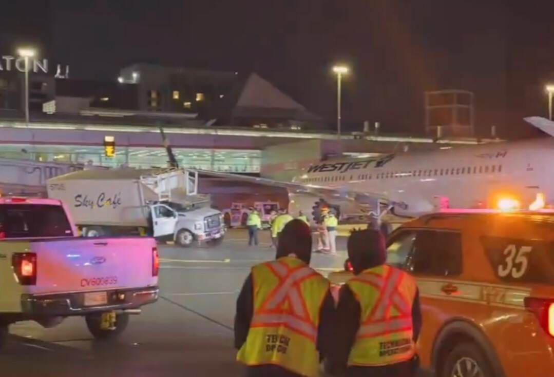 西捷航空一客机在多伦多机场撞上配餐车
