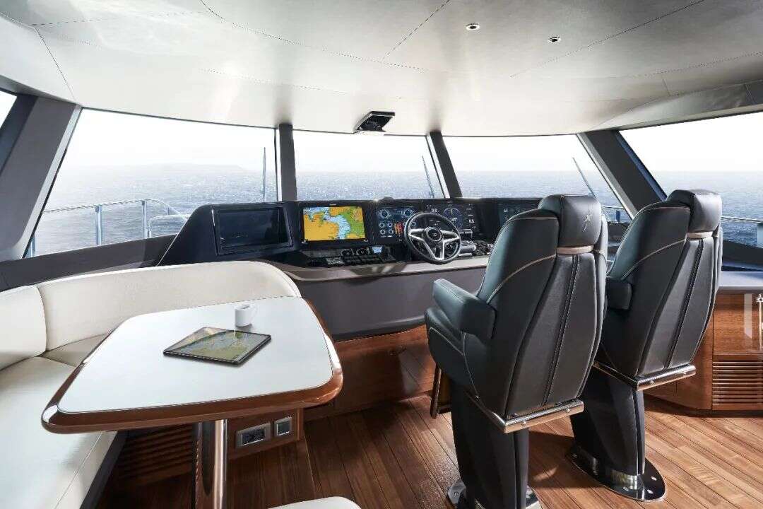 豪华游艇驾驶舱